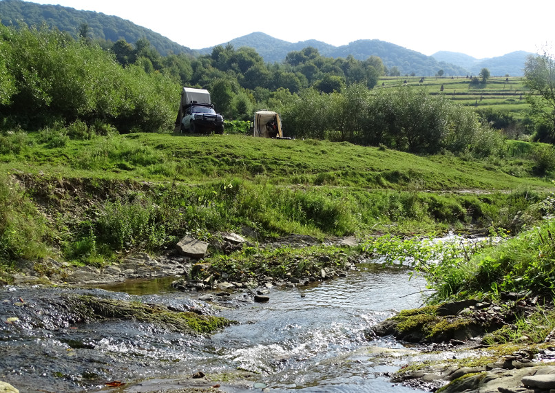 Offroader campieren in den Karpaten